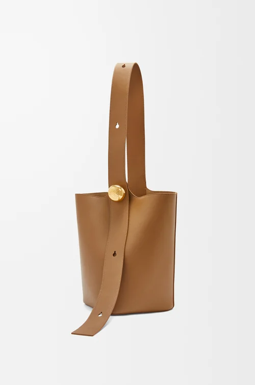 Loewe Medium Pebble bucket in smooth calfskin